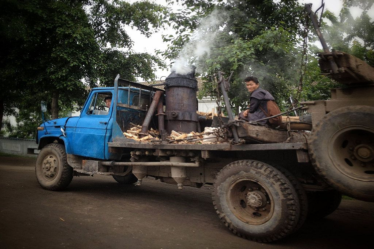 Những chiếc xe ôtô hàng độc này đều có một chiếc lò lớn (như kiểu nồi hơi) để biến củi thành hỗn hợp khí sinh học cung cấp cho động cơ xe. Về cơ bản, động cơ không khác xe thông thường, chỉ thay thế phần nhiên liệu. Theo các chuyên gia, mức ô nhiễm của động cơ đốt củi chỉ ngang với những động cơ sử dụng ga sinh học mà thôi.