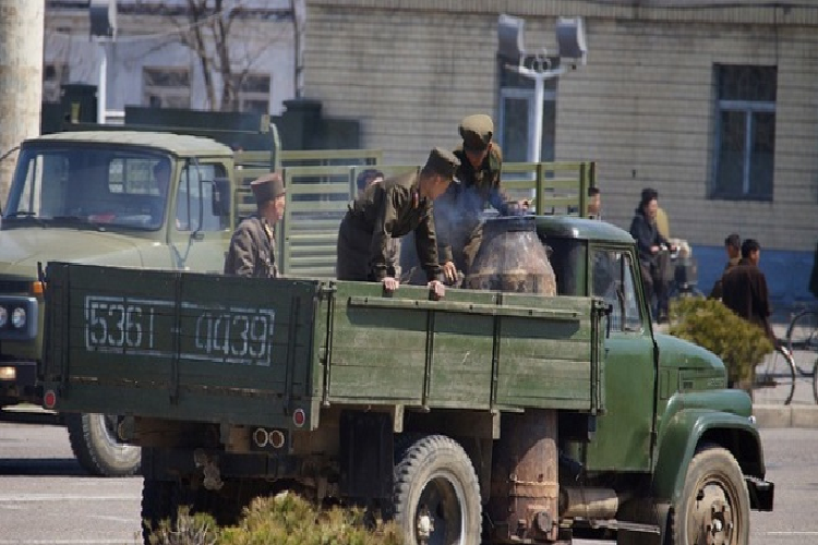 Xe ôtô chạy bằng than củi hiện nay gần như đã không còn tồn tại trên thế giới mà chỉ còn được sử dụng tại Triều Tiên. Tại Việt Nam, xe chạy bằng than củi từng tồn tại trong khoảng thời gian những năm 76 đến 82 của thế kỷ 20 do mức độ khan hiếm xăng dầu. Đối với những người trẻ sau này hoàn toàn không biết đến loại xe chạy bằng nhiên liệu "độc" này. Video: Những nữ cảnh sát giao thông xinh đẹp ở Triều Tiên.