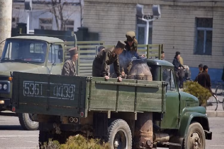 Xe ôtô chạy bằng than củi hiện nay gần như đã không còn tồn tại trên thế giới mà chỉ còn được sử dụng tại Triều Tiên. Tại Việt Nam, xe chạy bằng than củi từng tồn tại trong khoảng thời gian những năm 76 đến 82 của thế kỷ 20 do mức độ khan hiếm xăng dầu. Đối với những người trẻ sau này hoàn toàn không biết đến loại xe chạy bằng nhiên liệu "độc" này. Video: Những nữ cảnh sát giao thông xinh đẹp ở Triều Tiên.