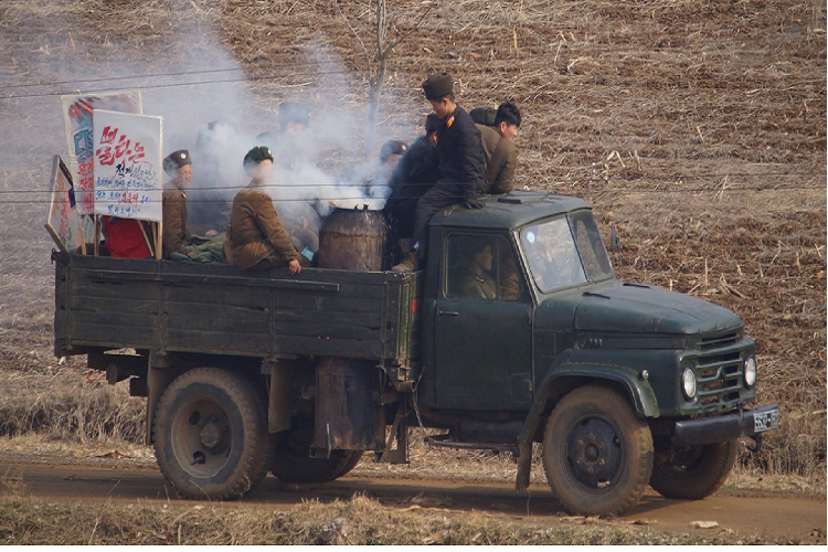 Vào những năm thế chiến thứ 2, loại xe chạy bằng củi được dùng phổ biến tại hậu phương do các loại nhiên liệu hóa thạch khan hiếm. Ước tính, có khoảng 1 triệu xe động cơ đốt củi được sản xuất trong thời kỳ này.