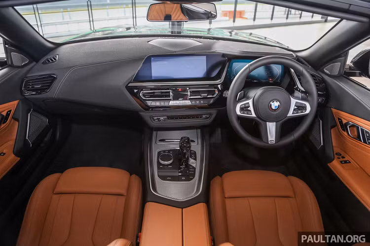 Tại Malaysia, BMW phân phối Z4 2019 với 5 phối màu ngoại thất: San Francisco Red, Misano Blue, Black Sapphire, Glacier Silver và Alpine White. Bên trong, khoang nội thất có 3 tùy chọn màu, bao gồm: đen, đỏ chần chỉ đen và nâu chần chỉ đen.