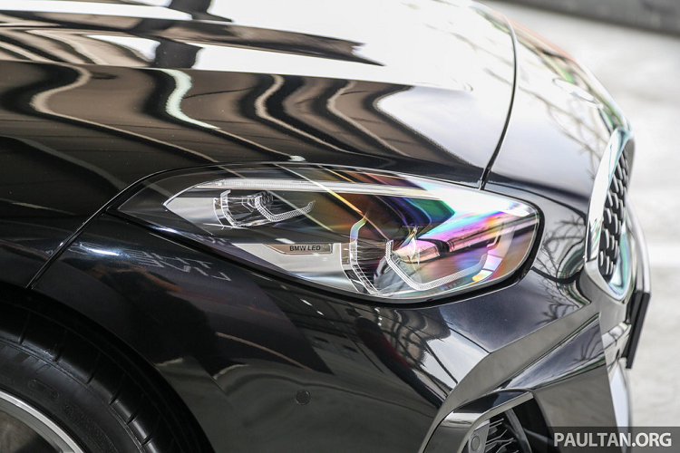 Ngoài ra, khách hàng có thể tùy chọn thêm các tính năng như kiểm soát hành trình thích ứng, hệ thống tự động tăng tốc và phanh Stop&amp;Go, hỗ trợ chuyển làn, cảnh báo xe cắt ngang phía sau.