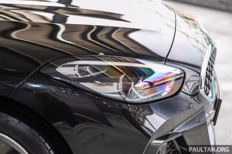 Ngoài ra, khách hàng có thể tùy chọn thêm các tính năng như kiểm soát hành trình thích ứng, hệ thống tự động tăng tốc và phanh Stop&amp;Go, hỗ trợ chuyển làn, cảnh báo xe cắt ngang phía sau.