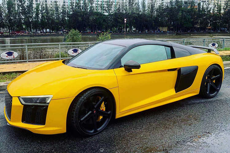 Trải qua nhiều năm, Audi R8 vẫn là một trong những mẫu siêu xe được ưa chuộng nhất tại Việt Nam. Hiện tại, số lượng Audi R8 tại Việt Nam khá nhiều, trong đó có một chiếc số sàn độc nhất thuộc phiên bản Type 42. Thời điểm mới ra mắt Việt Nam vào năm 2017, giá xe Audi R8 V10 Plus được bán chính hãng tới gần 13 tỷ đồng.
