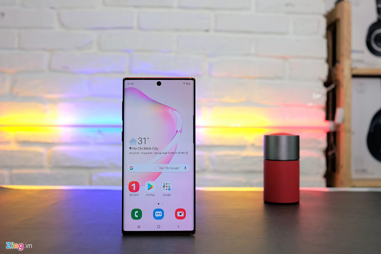 Ngoài những tính năng hỗ trợ cho việc ghi chú như viết, vẽ... chiếc bút S Pen trên máy tích hợp Bluetooth có thể điều khiển máy ảnh, nhạc hay trình chiếu… 