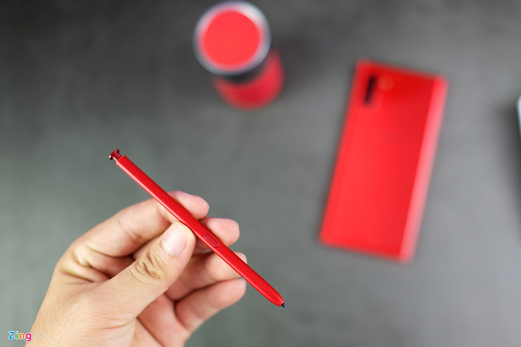 Với phiên bản chuyển sắc trên Galaxy Note10 thì chiếc bút S Pen có màu xanh. Trong khi bút S Pen trên model màu đỏ được làm cùng màu với máy tạo cảm giác đồng bộ.