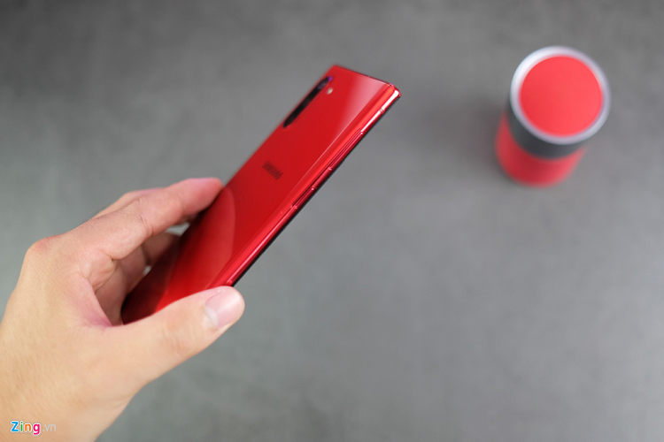 So với các phiên bản màu sắc quen thuộc như đen, trắng… thì màu đỏ trên Galaxy Note10 có phần nổi bật hơn. Đồng thời, màu đỏ trên model này được làm đậm hơn với màu đỏ trên Galaxy S9+. 