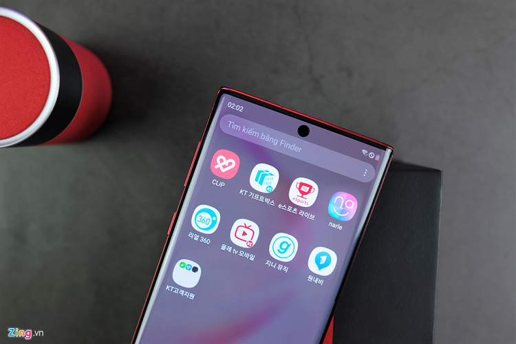 Phần viền ở mặt trước của model này được làm màu đen kết hợp với mặt lưng màu đỏ khá sang trọng. Galaxy Note10 mới có màn hình 6,3 inch Full HD+, cùng lớp kính cường lực Gorilla Glass 6 giúp hạn chế trầy xước.