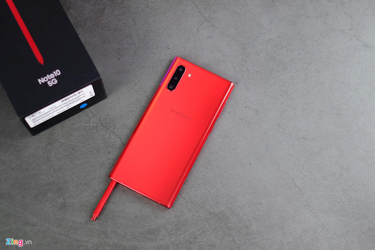 Máy vẫn có Samsung Pay, nhưng không dùng được ở Việt Nam. Đồng thời, model này sẽ không có ứng dụng Galaxy Gift đi kèm, để hưởng các đặc quyền từ Samsung như phòng chờ hạng thương gia hay các mã giảm giá về thời trang, ẩm thực… Với mức giá 22,9 triệu đồng, model này sẽ cạnh tranh với iPhone XS 256 GB xách tay hay Huawei P30 Pro chính hãng.