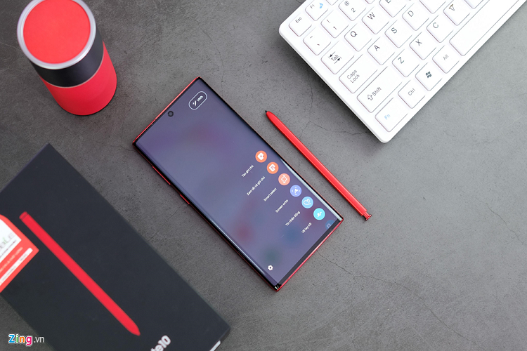 Do đây là phiên bản xách tay Hàn Quốc nhà mạng SK Telecom nên máy chỉ có 1 SIM và có một số ứng dụng tiếng Hàn kèm theo. Các thông số còn lại của máy vẫn giống như các phiên bản màu sắc khác. 