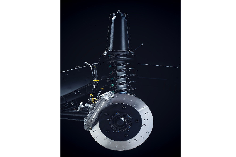 Cuối cùng, gói nâng cấp chính hãng triệt để nhất đó là Defender Classic Works Upgrade Kit. Ngoài toàn bộ các trang bị nêu trên, Defender Classic Works Upgrade Kit còn kèm theo lốp thể thao và bộ nâng cấp động cơ 2.2l TDCi lên thêm 39 mã lực. Nhờ đó, những chiếc Defender đời 2012 trở lên sẽ có công suất 159 mã lực và mô-men xoắn 463Nm.