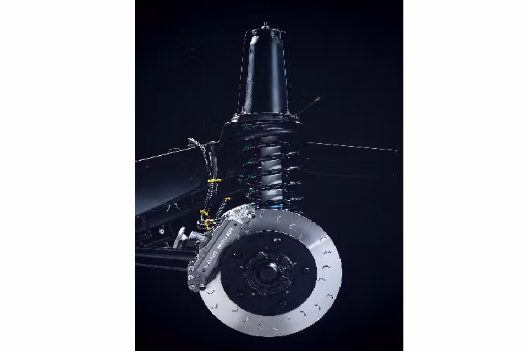 Cuối cùng, gói nâng cấp chính hãng triệt để nhất đó là Defender Classic Works Upgrade Kit. Ngoài toàn bộ các trang bị nêu trên, Defender Classic Works Upgrade Kit còn kèm theo lốp thể thao và bộ nâng cấp động cơ 2.2l TDCi lên thêm 39 mã lực. Nhờ đó, những chiếc Defender đời 2012 trở lên sẽ có công suất 159 mã lực và mô-men xoắn 463Nm.