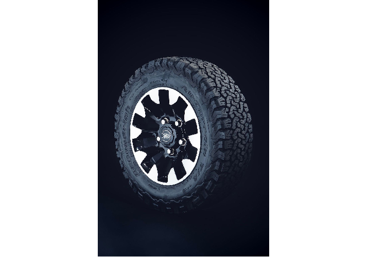 "Chịu chi" hơn, khách hàng có thể bắt đầu nâng cấp những chi tiết nằm phía sau những chiếc bánh. Trong đó, gói Defender Suspension Upgrade Kit sẽ nâng cấp hệ thống treo với các lò xo lực nén khác, những thanh giằng chống nghiêng cùng bộ tay liên kết và gối đệm được cải tiến. Chưa dừng lại ở đó, "dàn chân" của xe còn có thể được độ gói Defender Handling Upgrade Kit, tập trung vào hệ thống phanh với toàn bộ heo, điã, má phanh đều được lấy từ Defender Works V8.