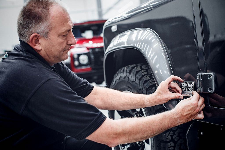 Hiện tại thương hiệu Land Rover Classic chưa công bố mức giá chi tiết cho các gói nâng cấp Defender cổ điển của mình.