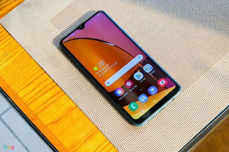 Cấu hình của Galaxy A20s bao gồm chip Snapdragon 450, tùy chọn RAM 3 GB với bộ nhớ trong 32 GB, hỗ trợ khe cắm thẻ nhớ ngoài 512 GB. Model này chạy trên nền Android 9.0, tùy biến theo giao diện One UI đơn giản, thân thiện với ngời dùng.