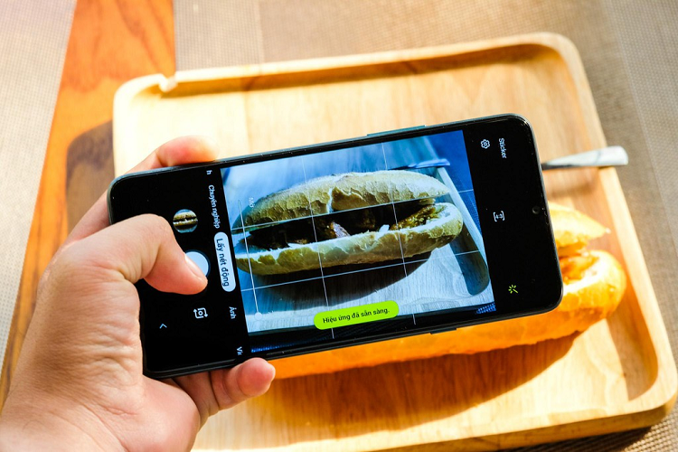 Galaxy A20s là một trong những smartphone phổ thông hiếm hoi được nhà sản xuất tích hợp khả năng xóa phông ở camera trước và sau. Samsung khá ưu ái người dùng trẻ khi đầu tư cải thiện chất lượng, tính năng cho camera trên những dòng Galaxy A giá mềm. Điện thoại Galaxy A20s cho phép người dùng điều chỉnh mức độ xóa phông từ 0 đến 7. 