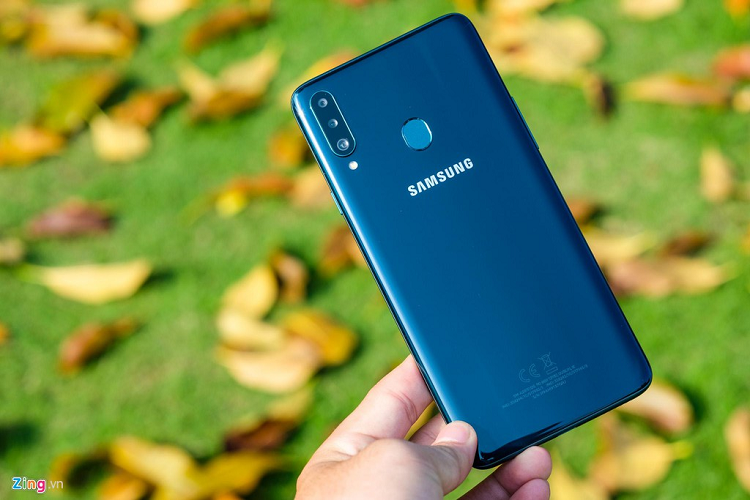 Galaxy A20s hoàn toàn mới được hoàn thiện bằng chất liệu nhựa giả kính ở mặt lưng. Bên cạnh đó, phần khung của thiết bị được làm nhám nên mang lại cảm giác cầm bám tay, không bị trơn như một số mẫu smartphone khác trong phân khúc. Người dùng có 3 sự lựa chọn màu sắc gồm: Đen cá tính, xanh ngọc lục bảo và đỏ ruby.