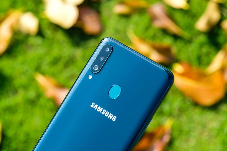 Điểm nâng cấp đáng chú ý trên Galaxy A20s so với bản tiền nhiệm đến từ hệ thống 3 camera sau bao gồm một camera chính 13 MP, khẩu độ f/1.8, một ống kính góc siêu rộng 120 độ, 8 MP và một camera xóa phông 5 MP. Nhờ vậy, chế độ chụp ảnh chân dung xoá phông được tách riêng thành Lấy nét động (Live Focus) và điều chỉnh được mức độ xoá phông. Ngoài ra, camera selfie cũng thừa hưởng khả năng xóa phông vốn xuất hiện trên những dòng cao cấp hơn của Samsung. 