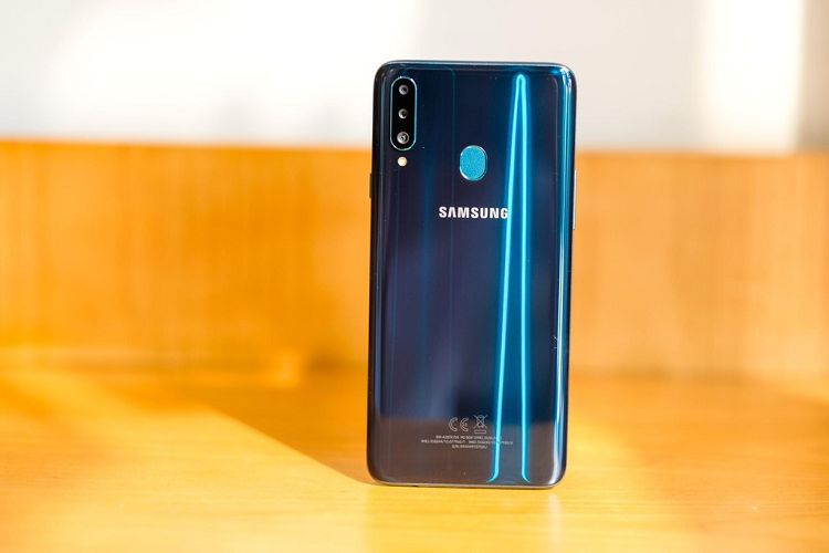 Galaxy A20s được trang bị viên pin dung lượng 4.000 mAh, được tích hợp công nghệ sạc nhanh 15 W. Samsung cho biết với 10 phút sạc, người dùng có thể sử dụng máy hơn 3 giờ đàm thoại, 3 giờ xem video hay 10 giờ nghe nhạc. Người dùng sẽ yên tâm hơn trong những chuyến du lịch, công tác, đòi hỏi di chuyển nhiều khi không phải lo máy hết pin. 