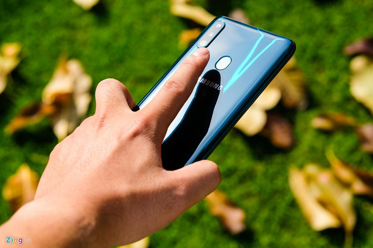 Ngoài cảm biến vân tay ở mặt lưng, người dùng cũng có thể mở khóa thiết bị bằng khuôn mặt. Điều này khá tiện lợi vì đôi khi đang chạy xe ngoài đường, một số người không tiện mở khẩu trang có thể dùng vân tay để mở khóa nhanh chóng.