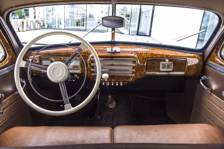 Nội thất chiếc Skoda Superb OHV. Khôi phục chiếc xe là một quá trình khó khăn để tìm ra các bộ phận, tìm hiểu xem chiếc xe ban đầu như thế nào và khôi phục lại như cũ.