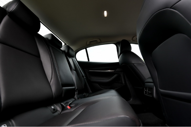 Ngoài ra, Mazda3 mới còn có màn hình (HUD) một trang bị đã có mặt trên phân khúc C phổ thông trong đó có Toyota Corolla Altis thế hệ mới sắp ra mắt tại Thái.