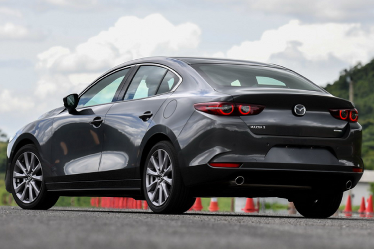 Cả hai dòng xe Mazda3 và Toyota Corolla Altis sẽ sớm được ra mắt tại Thái Lan vào tháng 9 sắp tới, Altis và Mazda3 mới đang được nhiều khách Việt ‘’sốt ruột’’ chờ đợi về Việt Nam. Hiện tại, Mazda3 tại Việt Nam là dòng xe bán chạy nhất trong phân khúc sedan hạng C tại thị trường Việt, chúng ta phải chờ đợi một thời gian để Mazda3 thế hệ mới được lắp ráp và phân phối trong nước.