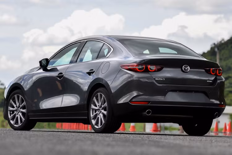 Cả hai dòng xe Mazda3 và Toyota Corolla Altis sẽ sớm được ra mắt tại Thái Lan vào tháng 9 sắp tới, Altis và Mazda3 mới đang được nhiều khách Việt ‘’sốt ruột’’ chờ đợi về Việt Nam. Hiện tại, Mazda3 tại Việt Nam là dòng xe bán chạy nhất trong phân khúc sedan hạng C tại thị trường Việt, chúng ta phải chờ đợi một thời gian để Mazda3 thế hệ mới được lắp ráp và phân phối trong nước.