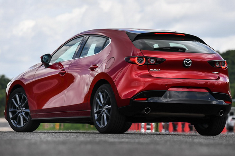 Bên cạnh các trang bị an toàn tiêu chuẩn (ABS, EBD, BA, TCS, ESP,..) trên các biến thể cao cấp của Mazda3 được trang bị nhiều hệ thống an toàn như: hỗ trợ giữ và cảnh báo chệch làn đường, hỗ trợ phanh thông minh, cảnh báo điểm mù và cảnh báo phương tiện cắt ngang khi lùi xe.