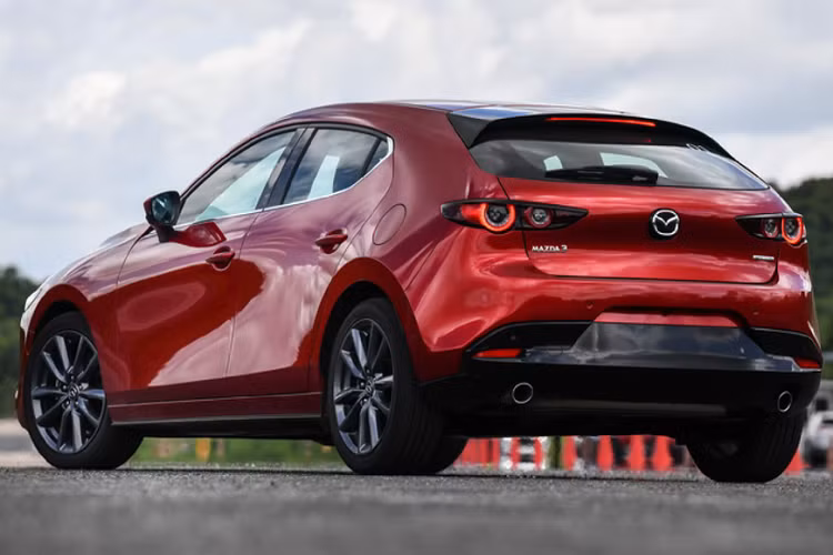 Bên cạnh các trang bị an toàn tiêu chuẩn (ABS, EBD, BA, TCS, ESP,..) trên các biến thể cao cấp của Mazda3 được trang bị nhiều hệ thống an toàn như: hỗ trợ giữ và cảnh báo chệch làn đường, hỗ trợ phanh thông minh, cảnh báo điểm mù và cảnh báo phương tiện cắt ngang khi lùi xe.