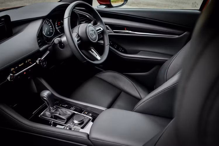 Thiết kế cabin của Mazda3 mới đã được ‘’đập đi xây lại’’ mới mẽ và sang trọng hơn trước, điều đặc biệt là độ dày của cột A được giảm tối ưu, bảng táp-lô được thiết kế đa tầng, ngay chính giữa là màn hình giải trí trung tâm MZD Connect có kích thước 8,8 inch có chức năng camera 360 độ, cung cấp hình ảnh rõ nét.