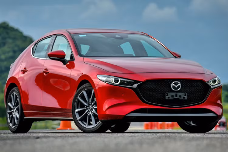 Ngoài ra, hệ thống treo của xe đã được tinh chỉnh lại sử dụng thanh xoắn ở phía sau (torsion beam) giúp tăng cường khả năng xử lý tốt hơn, đồng thời đem lại sự êm ái hơn trước.