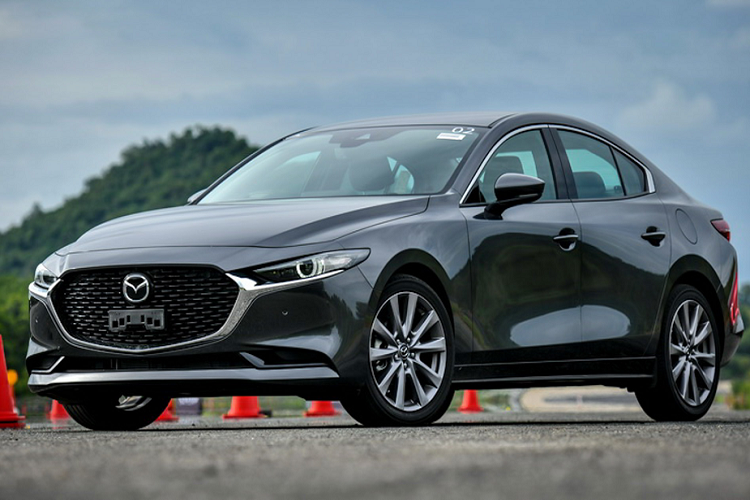 Khác với Mazda3 thế hệ cũ, hai biến thể hatchback và sedan của Mazda3 thế hệ mới gần như khác nhau hoàn toàn và ít chia sẻ về thiết kế hơn trước. Ngôn ngữ thiết kế KODO được áp dụng trên Mazda3 mới tập trung vào sự sang trọng, thanh lịch và mang một tỷ lệ hài hoà trong thiết kế.