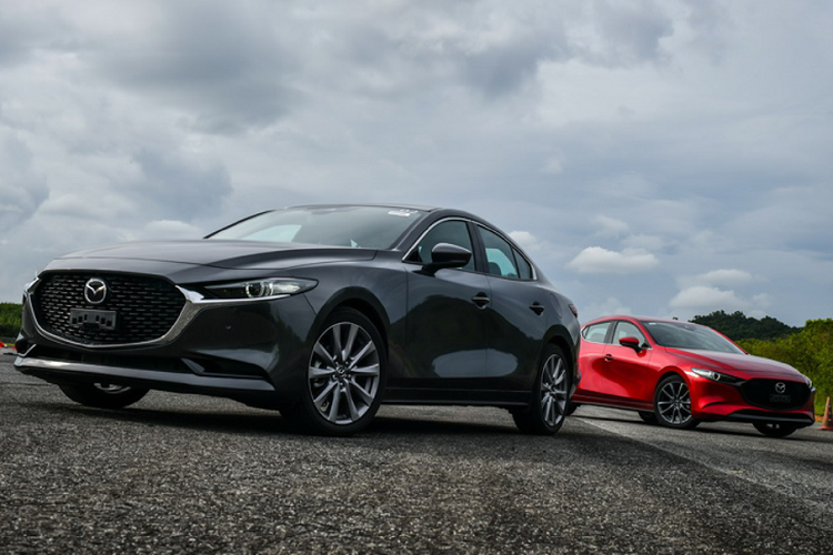Mẫu xe Mazda3 2020 thế hệ mới được bán ra với tổng cộng 02 phiên bản động cơ xăng SkyActiv hút khí tự nhiên: 1.5L - 109 mã lực tại 6.000 vòng/ phút và mô-men xoắn 146 Nm tại 3.500 vòng/ phút; 2.0L - 151 mã lực tại 6000 vòng / phút và mô-men xoắn 200 Nm tại 4000 vòng / phút.