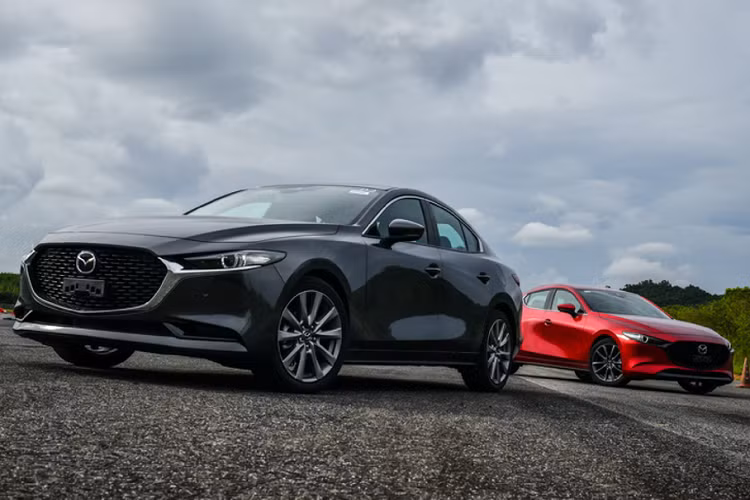 Mẫu xe Mazda3 2020 thế hệ mới được bán ra với tổng cộng 02 phiên bản động cơ xăng SkyActiv hút khí tự nhiên: 1.5L - 109 mã lực tại 6.000 vòng/ phút và mô-men xoắn 146 Nm tại 3.500 vòng/ phút; 2.0L - 151 mã lực tại 6000 vòng / phút và mô-men xoắn 200 Nm tại 4000 vòng / phút.