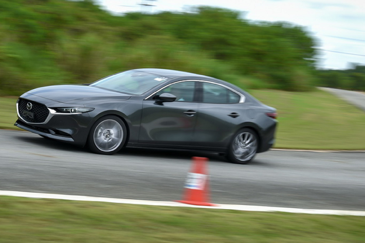 Sức mạnh được truyền xuống cầu trước (FWD) thông qua hộp số tự động 6 cấp SkyActiv-Drive trên cả hai phiên bản 1.5L và 2.0L