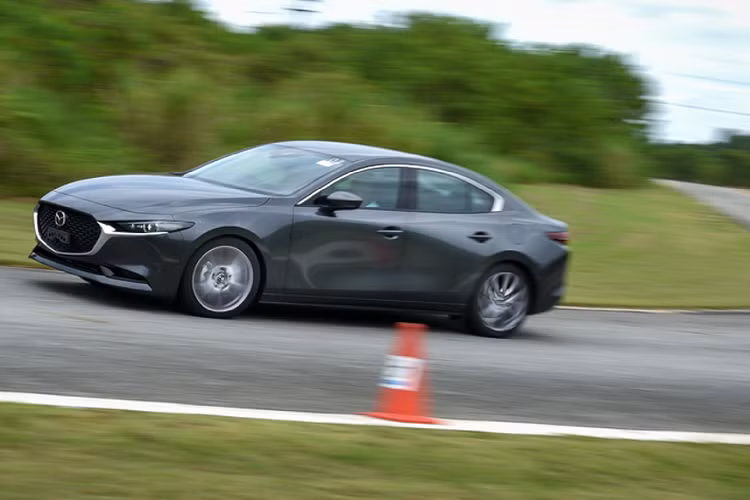 Sức mạnh được truyền xuống cầu trước (FWD) thông qua hộp số tự động 6 cấp SkyActiv-Drive trên cả hai phiên bản 1.5L và 2.0L