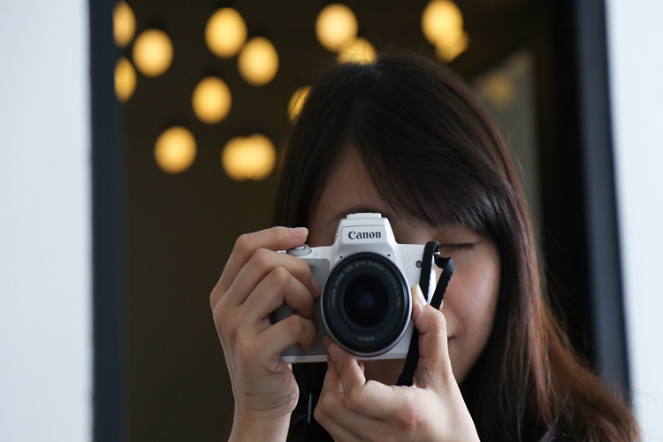 8. Có tính năng chụp ảnh yên lặng (Silent Mode) nhưng chưa hoạt động ở chế độ chỉnh tay