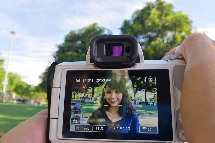 5. Chụp chân dung tiện lợi nhờ Eye AF, bố cục dễ dàng với tối đa 143 điểm nét, có thể phủ 100% cảm biến theo chiều dọc