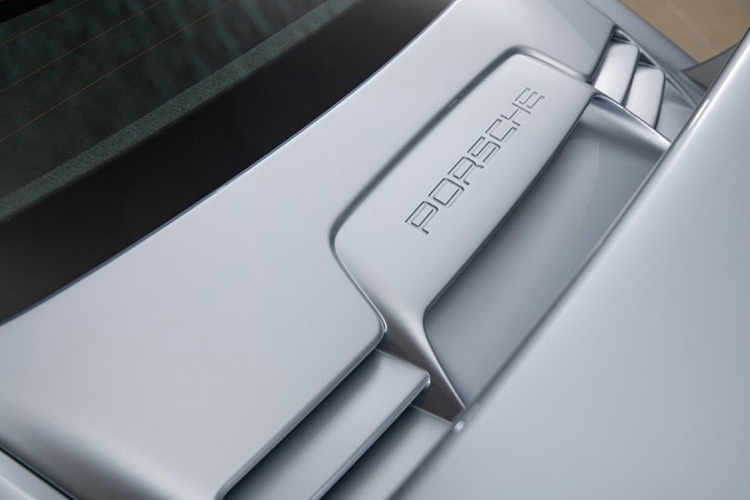 Jerry Seinfield là một diễn viên hài kiêm đạo diễn comedy nổi tiếng người Mỹ. Ông nổi tiếng với nhiều vai diễn trong những bộ phim hài. Ngoài hoạt động nghệ thuật, Jerry còn là một nhà sưu tập xe với nhiều mẫu xe hiếm.