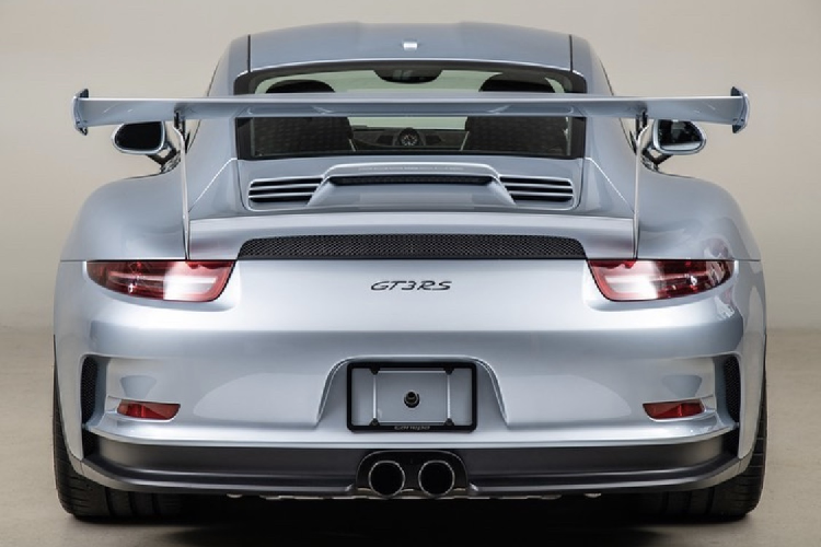 Trên nền màu đen chính là các chi tiết màu bạc Rhodium Silver nổi bật.