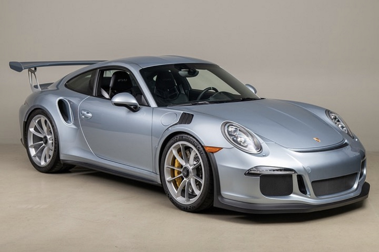 Hiện tại, chiếc 911 GT3 RS độc đáo của Jerry Seinfield đã được rao bán thông qua một đại lý tư nhân tại California, Mỹ. Giá xe Porsche 911 GT3 RS 2016 khoảng hơn 400,000 Đô – một mức giá khá “hời” cho chiếc xe với một lớp sơn “hiếm có”.