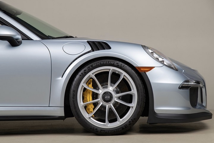 Chiếc xe được trang bị dây an toàn màu bạc khá có màu tương đồng với màu ngoại thất. Đặc biệt hơn, chìa khóa xe cũng được sơn màu Liquid Metal Chrome Blue của phần ngoại thất, tạo điểm nhấn riêng cho chiếc xe,