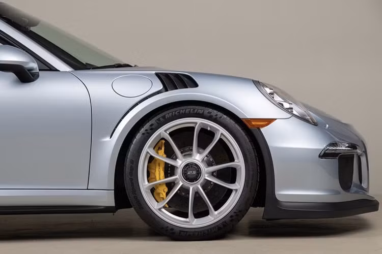 Chiếc xe được trang bị dây an toàn màu bạc khá có màu tương đồng với màu ngoại thất. Đặc biệt hơn, chìa khóa xe cũng được sơn màu Liquid Metal Chrome Blue của phần ngoại thất, tạo điểm nhấn riêng cho chiếc xe,