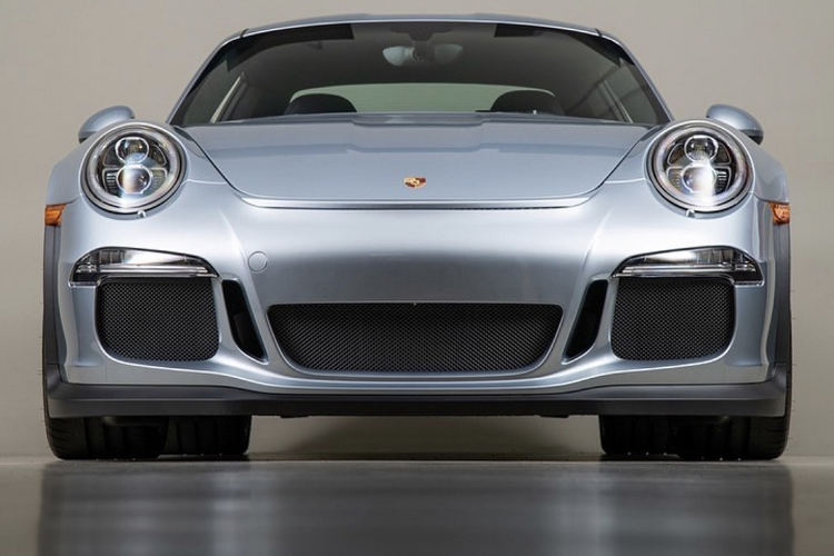 Chiếc xe Porsche 911 GT3 RS 2016 được trang bị lớp sơn Liquid Metal Chrome Blue đến từ bộ phận Porsche Exclusive Manufaktur. Đây là một trong những màu sơn được xếp vào hàng “đắt nhất” của hãng khi chưa có sự xuất hiện của bộ màu hiệu ứng Chromaflair.