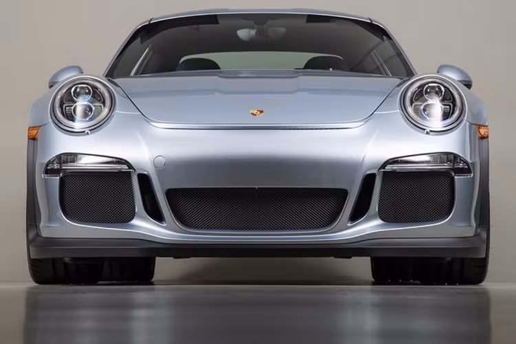 Chiếc xe Porsche 911 GT3 RS 2016 được trang bị lớp sơn Liquid Metal Chrome Blue đến từ bộ phận Porsche Exclusive Manufaktur. Đây là một trong những màu sơn được xếp vào hàng “đắt nhất” của hãng khi chưa có sự xuất hiện của bộ màu hiệu ứng Chromaflair.