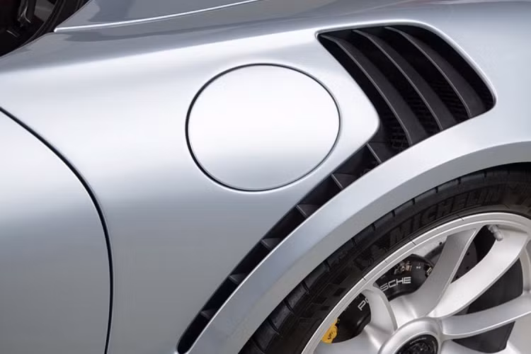 Bộ sưu tập của ông có khá nhiều mẫu xe khác nhau, điển hình như Porsch 550 Spyder, Lamborghini Miura, Ford GT,…. Phần lớn trong bộ sưu tập của ông là những chiếc Porsche, trong đó có chiếc 1959 Porsche 718 RSK Spyder có giá lên tới 2,9 triệu Đô – chiếc xe được định giá đắt nhất trong bộ sưu tập.