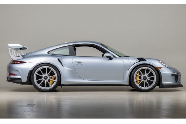 Càng về sau này, khi phong trào cá nhân hóa cho chiếc xe tăng cao, Porsche luôn là một trong những thương hiệu bắt kịp theo mảng này với những tùy chọn độc đáo ngay cả trên những chiếc xe thể thao. Thậm chí thương hiệu này có thể chiều lòng một khách hàng “kỳ cựu” của hãng như Jerry Seinfield với màu sơn Liquid Metal Chrome Blue cho siêu xe Porsche 911 có giá trị hơn 4 tỷ đồng.