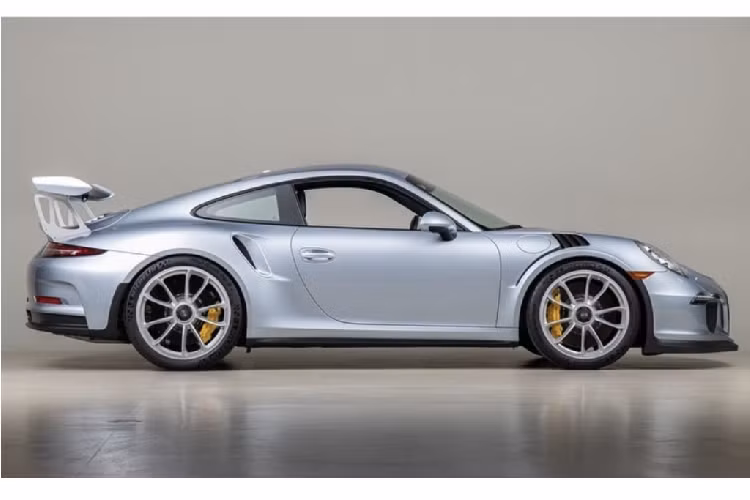 Càng về sau này, khi phong trào cá nhân hóa cho chiếc xe tăng cao, Porsche luôn là một trong những thương hiệu bắt kịp theo mảng này với những tùy chọn độc đáo ngay cả trên những chiếc xe thể thao. Thậm chí thương hiệu này có thể chiều lòng một khách hàng “kỳ cựu” của hãng như Jerry Seinfield với màu sơn Liquid Metal Chrome Blue cho siêu xe Porsche 911 có giá trị hơn 4 tỷ đồng.