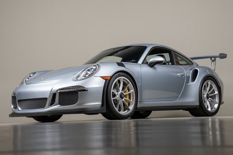 Nội thất của chiếc xe là sự kết hợp giữa chất liệu da màu đen cùng da Alcantara ở các chi tiết khác nhau.